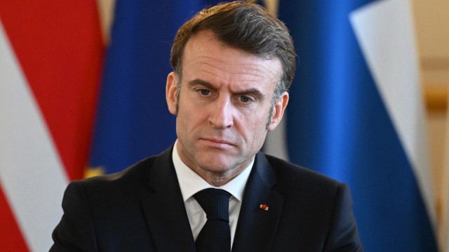 Le président français Emmanuel Macron se prépare pour une réunion plénière lors d'un sommet tenu à Lancaster House dans le centre de Londres, le 2 mars 2025.