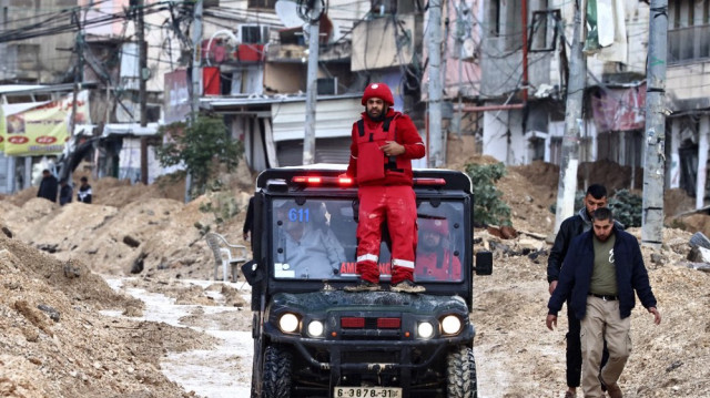 Un membre du Croissant Rouge Palestinien est assis sur une jeep lors d'un raid de l'armée israélienne dans le camp de réfugiés de Nur Shams, en Palestine occupée le 10 février 2025.