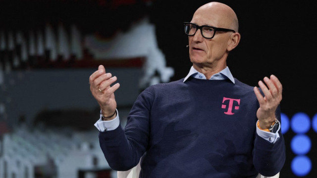 Tim Hottges, PDG de Deutsche Telekom, fait un geste lors de la Keynote 4 du MWC (Mobile World Congress), le plus grand salon mondial de la téléphonie mobile, à Barcelone, le 3 mars 2025.