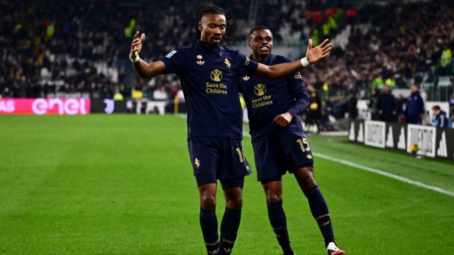 Le milieu de terrain français de la Juventus, Khéphren Thuram-Ulien (G), et le défenseur français Pierre Kalulu, lors du match de Serie A italienne entre la Juventus et l'Hellas Vérone au stade Allianz de Turin, le 3 mars 2025.