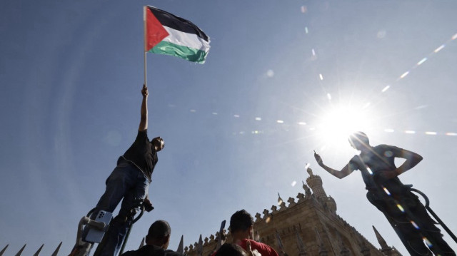 Un homme brandit le drapeau palestinien lors d'une manifestation de soutien au peuple palestinien après la prière du vendredi midi à l'extérieur de la mosquée al-Azhar au Caire.