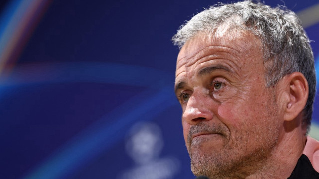 L'entraîneur espagnol du Paris Saint-Germain, Luis Enrique, écoute lors d'une conférence de presse à la veille du match de Ligue des champions de l'UEFA contre Liverpool FC, au Campus Paris Saint-Germain à Poissy, à l'ouest de Paris, le 4 mars 2025.