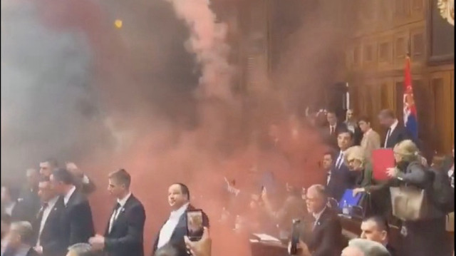 Capture d'une vidéo d'une séance au Parlement serbe durant laquelle les membres de l'opposition ont lancé des gaz lacrymogènes, le 4 mars 2025.
