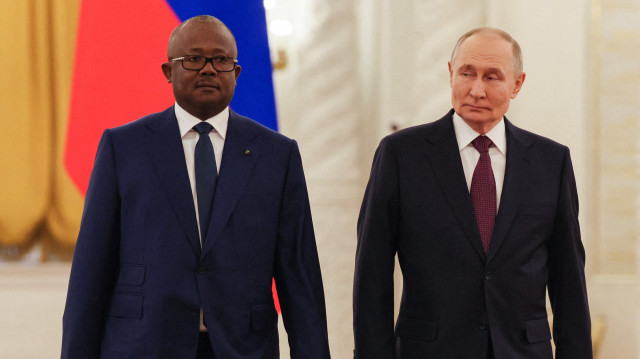 Le président russe Vladimir Poutine et le président bissau-guinéen Umaro Sissoco Embalo se rencontrent au Kremlin, à Moscou, le 26 février 2025.