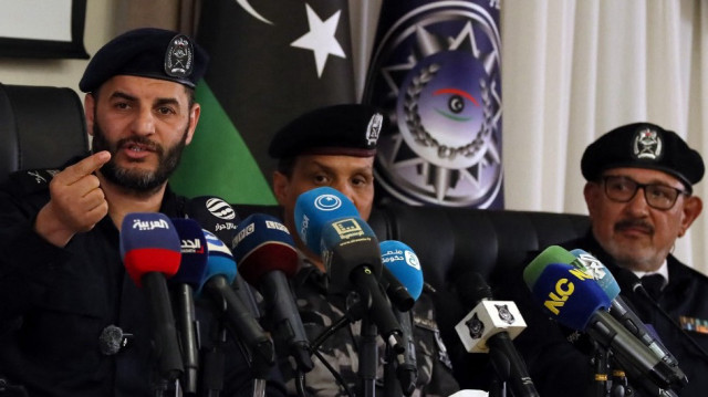 Le ministre de l'intérieur du gouvernement d'union nationale libyen, Imed Trabelsi, s'exprime lors d'une conférence de presse à Tripoli.