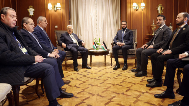 Le président de l'État de Palestine, Mahmoud Abbas (4e à gauche), a rencontré le président syrien, Ahmed al-Charaa (3e à droite), dans le cadre du sommet extraordinaire de la Ligue arabe organisé au Caire, le 4 mars 2024.
