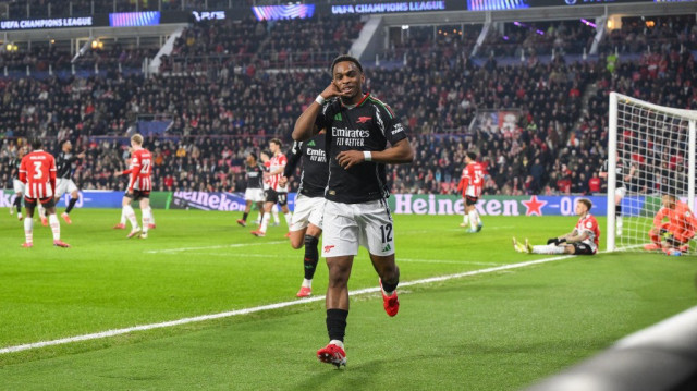 Le défenseur néerlandais d'Arsenal, Jurrien Timber, célèbre son but lors du match aller des huitièmes de finale de la Ligue des champions de l'UEFA entre le PSV Eindhoven et Arsenal FC au PSV Stadion, à Eindhoven, le 4 mars 2025.