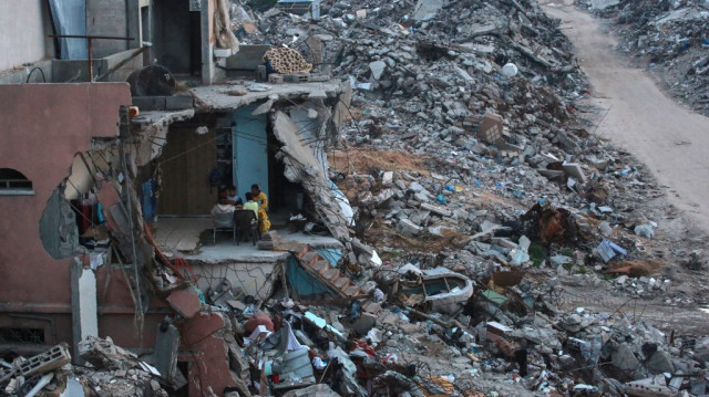 Une famille palestinienne prend un repas de rupture du jeûne (iftar) dans leur maison détruite, au milieu des décombres des bâtiments à Beit Lahia, dans le nord de la bande de Gaza, le 4 mars 2025.