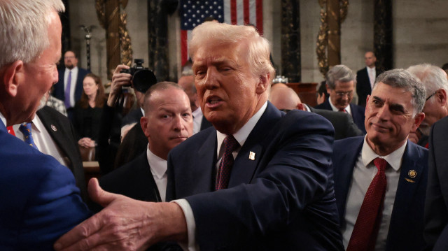 Le président américain Donald Trump salue les législateurs alors qu'il quitte les lieux après s'être adressé à une session conjointe du Congrès au Capitole américain à Washington, DC, le 4 mars 2025.