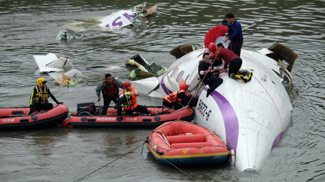 Un avion de TransAsia a heurté un pont et s'est écrasé dans une rivière à Taipei, à Taïwan, le 5 mars 2025.