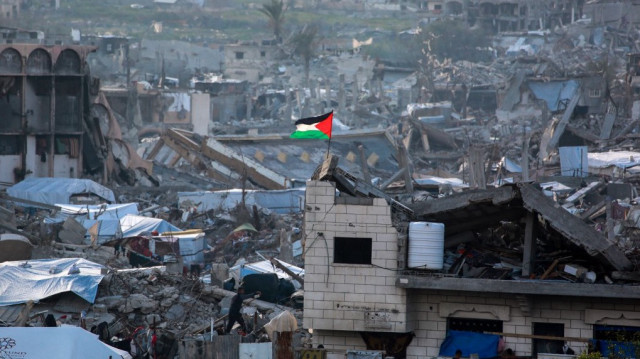 Le drapeau palestinien flotte au milieu des ruines de bâtiments à Beit Lahia, dans le nord de la bande de Gaza, le 4 mars 2025.