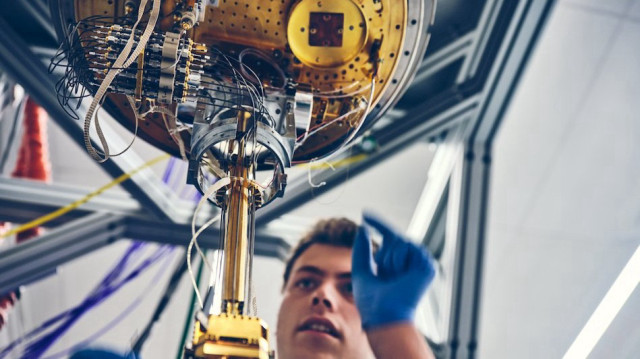 L’informatique quantique pourrait révolutionner des secteurs entiers en accélérant la découverte de nouvelles molécules, le développement de médicaments, la modélisation financière, ou encore la conception de batteries ultra-performantes.