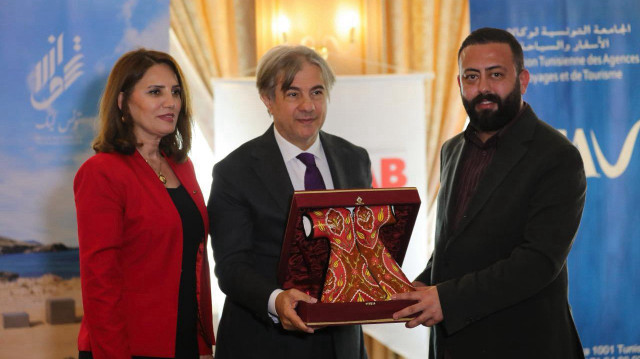 Ahmet Misbah Demircan, ambassadeur de Türkiye en Tunisie, Dorra Ellouze, responsable du marché turc à l’Office National du Tourisme Tunisien (ONTT), Ziya Özkan, représentant de TURSAB Izmir.