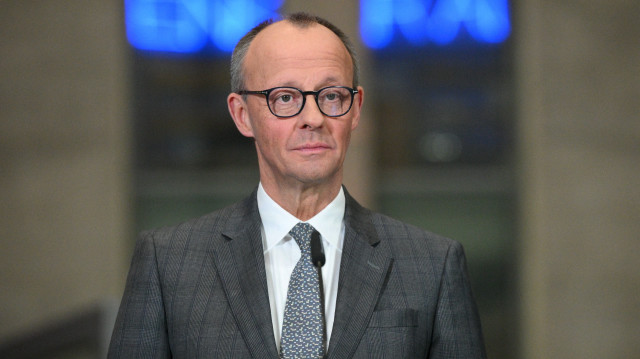 Friedrich Merz, chef de l'Union chrétienne-démocrate (CDU) allemande, s'exprime lors d'une conférence de presse sur les investissements majeurs prévus, à Berlin, le 4 mars 2025, à la suite des discussions exploratoires entre les partis conservateur CDU/CSU et social-démocrate SPD sur la formation d'une future coalition gouvernementale à la suite des élections générales allemandes. 