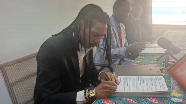 Le nouveau sélectionneur de l'équipe nationale de fottball de Centrafrique, Rigobert Song, au moment de signer son contrat, à Bangui, le 3 mars 2025.