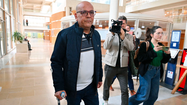 L'influenceur algérien Boualem Naman, également connu sous le nom de Doualemn, arrive au tribunal de Montpellier, dans le sud de la France, le 24 février 2025, pour son procès pour "incitation publique à commettre un crime" en raison de commentaires incitant à la violence sur les réseaux sociaux. 