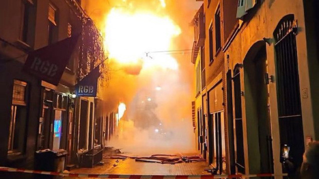 Un incendie majeur a ravagé un magasin de meubles et un garage à Arnhem, aux Pays-Bas, le 6 mars 2025.