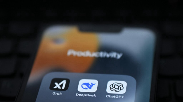 Les applications Grok, DeepSeek et ChatGPT affichées sur l'écran d'un téléphone.