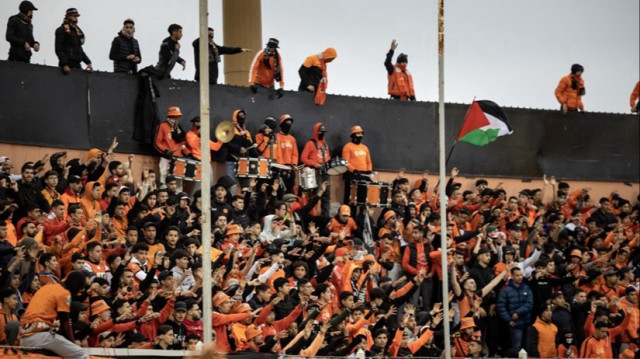 Les supporters de la RS Berkane avant le match retour de la demi-finale de la Coupe de la Confédération de la CAF entre la RS Berkane du Maroc et l'USM Alger, le 28 avril 2024 à Berkane.