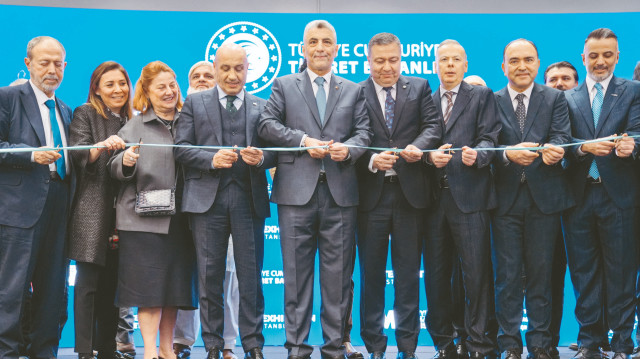 Texhibition İplik, Kumaş ve Tekstil Aksesuarları Fuarı'nın açılış kurdelesini kesen Ticaret Bakanı Ömer Bolat ve beraberindeki heyet, alanda incelemelerde bulunarak katılımcılarla sohbet etti.