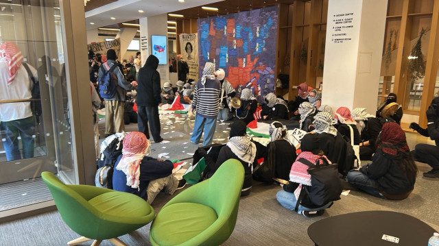 Les protestataires ont lancé mercredi après-midi un sit-in dans la bibliothèque Milstein de Barnard, la renommant “Zone libérée Dr. Hussam Abu Safiya”.