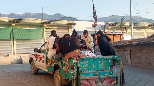 Des proches transportent le corps d'une victime tuée lors d'attaques sectaires dans le district de Kurram, dans la province de Khyber Pakhtunkhwa, le 22 novembre 2024.