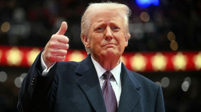 Le président américain Donald Trump lève le pouce alors qu'il arrive à la parade inaugurale à l'intérieur de la Capital One Arena, à Washington, DC, le 20 janvier 2025.