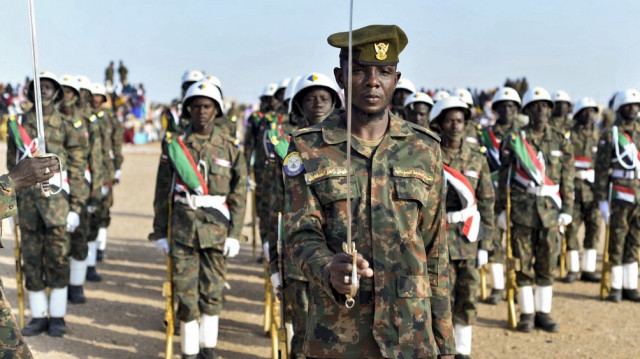 Des soldats soudanais nouvellement diplômés se mettent au garde-à-vous lors d'une cérémonie à Merowe, dans le nord du Soudan, le 27 février 2025.