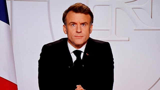 Cette photographie prise le 5 mars 2025 montre un écran de télévision diffusant les propos du président français Emmanuel Macron lors d'une interview en direct à la télévision française au palais présidentiel de l'Élysée à Paris.