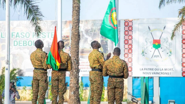 "Première levée historique des couleurs de l’AES. Aux côtés du drapeau malien, celui de la Confédération des États du Sahel flotte désormais, symbole d’unité et de fraternité entre Mali, Burkina Faso et Niger", a publié le Général Assimi Goita, Président de la Transition au Mali, le 03 Mars 2025.