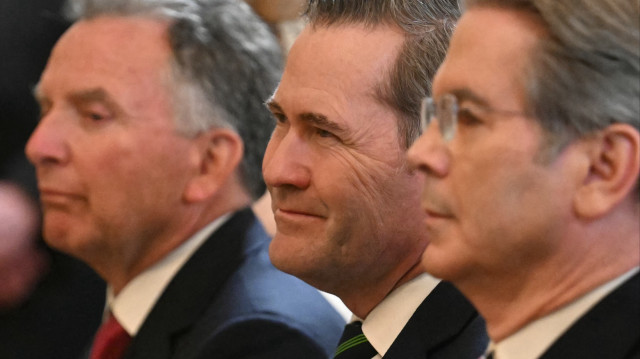 Le conseiller américain à la sécurité nationale, Mike Waltz (C), écoute la conférence de presse conjointe du président Donald Trump et du président français Emmanuel Macron dans la salle Est de la Maison Blanche à Washington, DC, le 24 février 2025. 