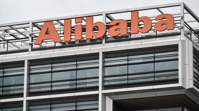 Un panneau Alibaba est vu sur un bâtiment dans le district de Xuhui à Shanghai, le 21 février 2025.