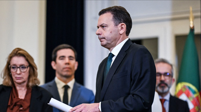 Le Premier ministre portugais Luis Montenegro quitte la salle après avoir lu une déclaration à l'issue d'une réunion extraordinaire du Conseil des ministres au palais Sao Bento à Lisbonne, le 1er mars 2025. 