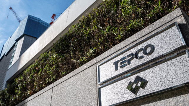 Le logo de la compagnie d'électricité japonaise Tokyo Electric Power Company, communément appelée TEPCO, l'opérateur de la centrale nucléaire accidentée de Daiichi à Fukushima, à l'extérieur du siège de la compagnie à Tokyo.