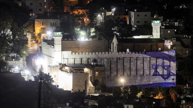 Un drapeau israélien projeté sur la façade de la mosquée Ibrahimi, également connue par les juifs sous le nom de Tombeau des Patriarches, dans la ville d'Hébron en Palestine occupée, le 23 septembre 2024.