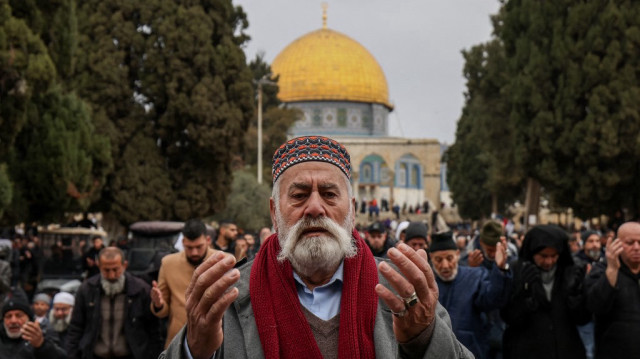 Des fidèles musulmans palestiniens prient dans l'enceinte de la mosquée Al-Aqsa, dans la vieille ville de Jérusalem, le 7 mars 2025, pendant le mois sacré de jeûne de l'islam.