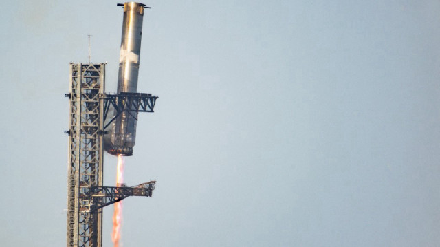 Le booster SpaceX Starship Flight 8 revient de son ascension à la plage de Boca Chica le 06 mars 2025 à Boca Chica Beach, Texas.