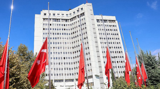 La photographie montre des drapeaux turcs en berne devant le ministère des Affaires étrangères à Ankara.