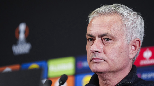 L'entraîneur portugais de Fenerbahçe, José Mourinho, prend la parole lors de la conférence de presse après le match aller des huitièmes de finale de la Ligue Europa entre Fenerbahçe et Rangers à Istanbul, le 6 mars 2025.