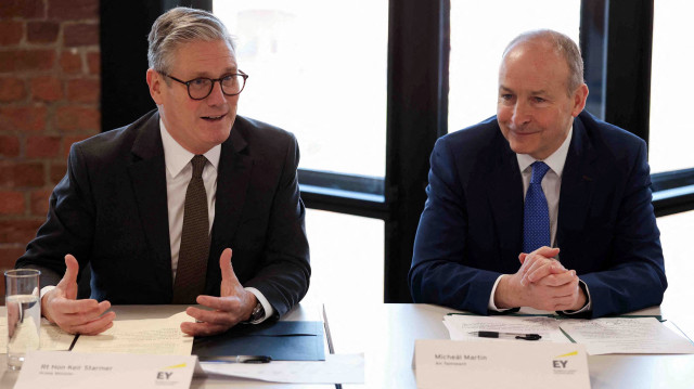 Le Premier ministre britannique, Keir Starmer, s'exprime aux côtés du Taoiseach irlandais, Micheal Martin, lors d'une table ronde sur l'économie au sommet Royaume-Uni-Irlande à Liverpool, dans le nord-ouest de l'Angleterre, le 6 mars 2025.