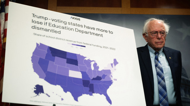 Le sénateur américain Bernie Sanders (I-VT) s'adresse à la presse aux côtés de sénateurs démocrates au Capitole des États-Unis le 6 mars 2025 à Washington, DC. Les sénateurs ont abordé les projets de Trump de fermer le département de l'éducation.