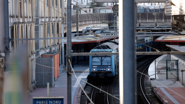 Cette photographie montre un train régional stationné sur un quai alors que le trafic a été interrompu à la gare du Nord à Paris le 7 mars 2025, suite à la découverte d'une bombe de la Seconde Guerre mondiale.