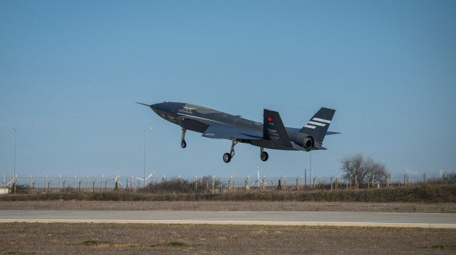 <p>أعلنت شركة بايكار أن النموذج الأولي للمقاتلة المسيرة الأولى في تركيا "بيرقدار قزل إلما" اجتاز بنجاح اختبار طيران جديد.</p><p><br></p><p><br></p>