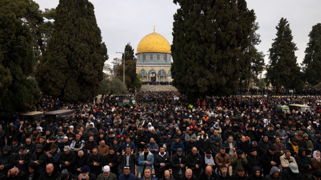 Des fidèles musulmans palestiniens prient dans l'enceinte de la mosquée Al-Aqsa, dans la vieille ville de Jérusalem, lors de la première prière du vendredi midi du Ramadan, le 7 mars 2025, pendant le mois sacré de jeûne de l'islam.
