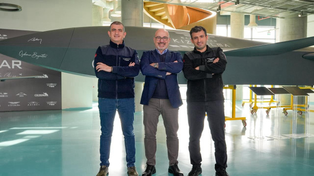 Selçuk et Haluk Bayraktar, présidents du conseil d'administration de Baykar et au milieu le CEO de Leonardo, Roberto Cingolani.