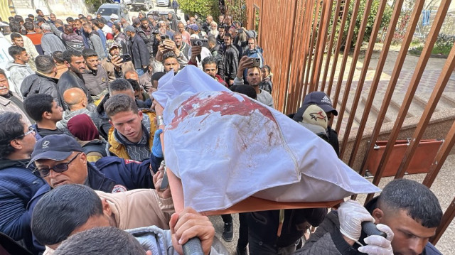 Des Palestiniens portent le corps d'un homme, l'un des deux hommes tués par l'armée israélienne, lors de ses funérailles à l'hôpital Nasser de Khan Yunis, dans le sud de la bande de Gaza, le 3 mars 2025.