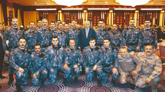 Cumhurbaşkanı Erdoğan, Külliye’deki iftarda polis, jandarma, sahil güvenlik personeli ve korucularla biraraya geldi.