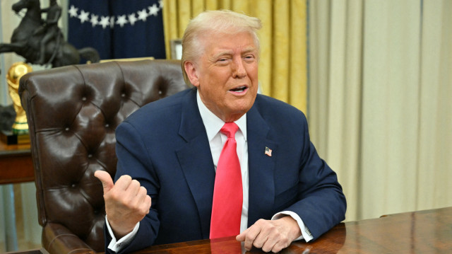 Le président américain Donald Trump s'exprime après avoir signé des décrets dans le bureau ovale de la Maison Blanche à Washington, DC, le 6 mars 2025.