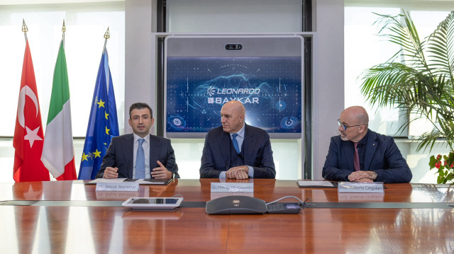 Le PDG de Leonardo, Roberto Cingolani (à droite), le président du conseil d'administration de Baykar, Selçuk Bayraktar (à gauche) ont signé un accord de partenariat dans les technologies des drones, à Rome, le 6 mars 2025.