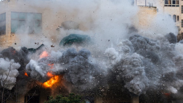 La maison d'un Palestinien accusé d'un attentat contre des Israéliens en octobre 2024 à Jaffa est détruite par les forces de sécurité israéliennes à Hébron, en Cisjordanie occupée, le 5 mars 2025.